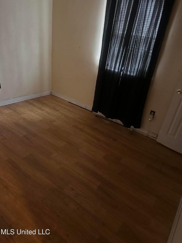 2501 Woodlawn St - Photo 3 of 8