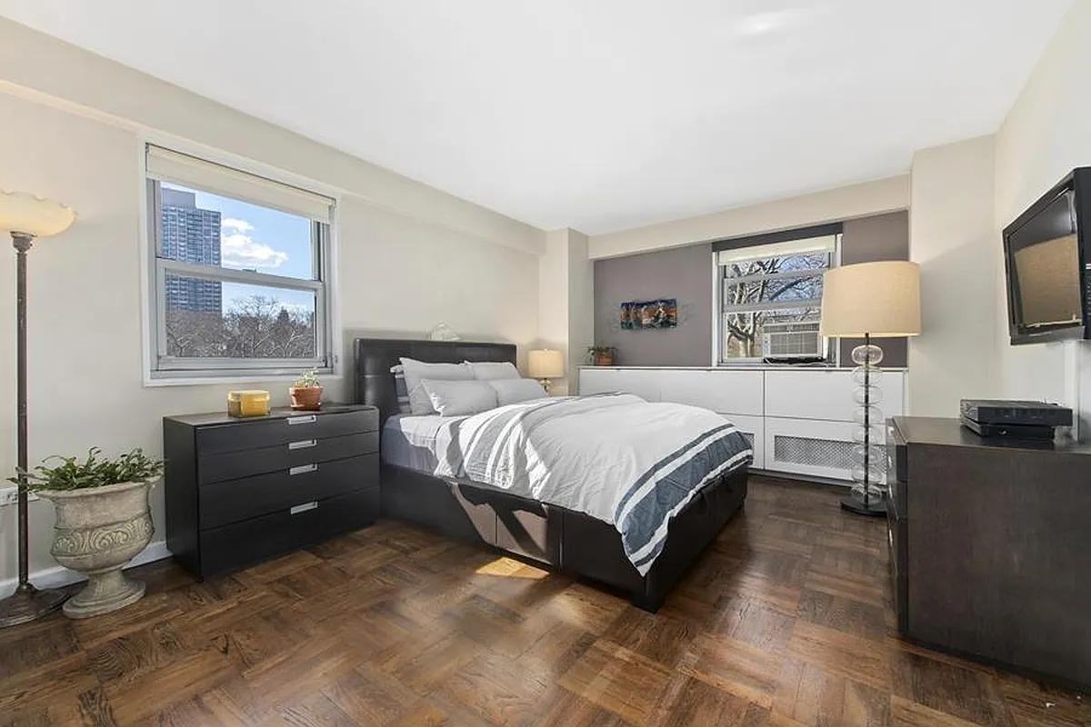 215 Adams St - Photo 5 of 8