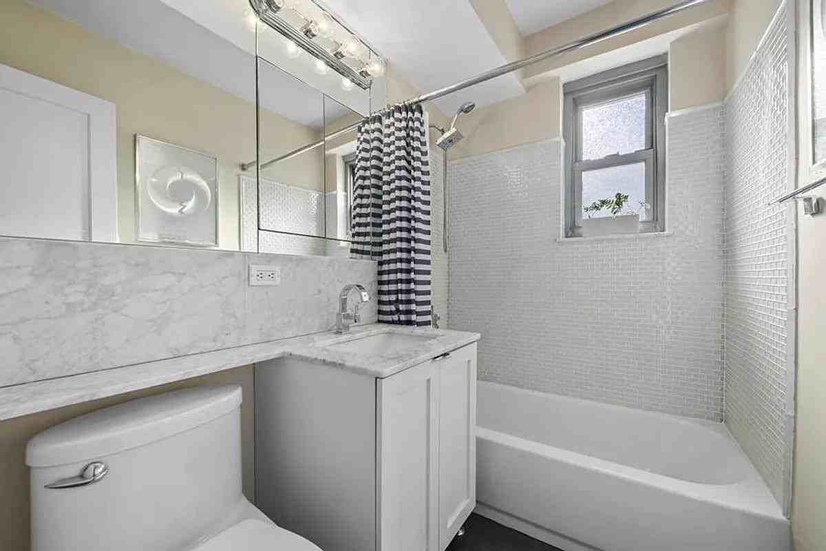 215 Adams St - Photo 6 of 8