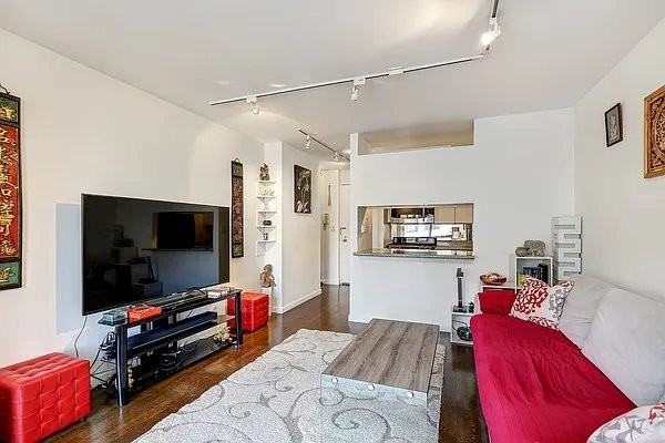 270 W 17Th St - Photo 2 of 6