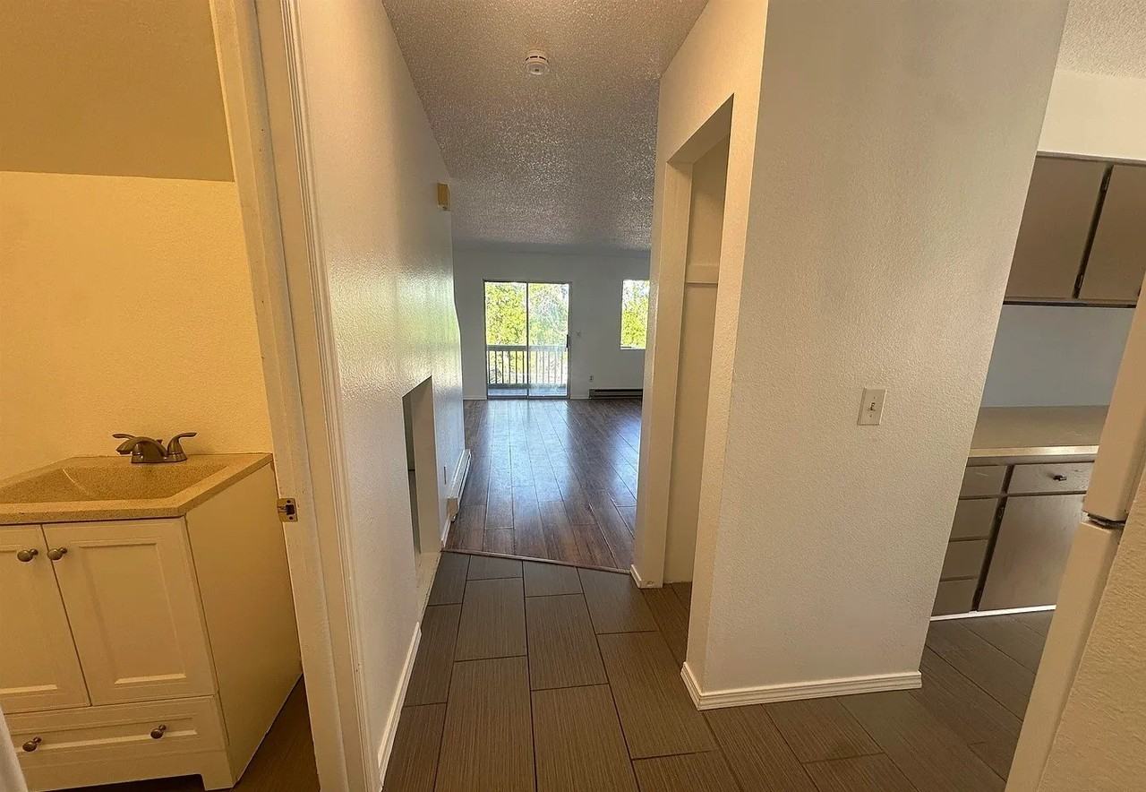 557 Park St - Photo 2 of 13