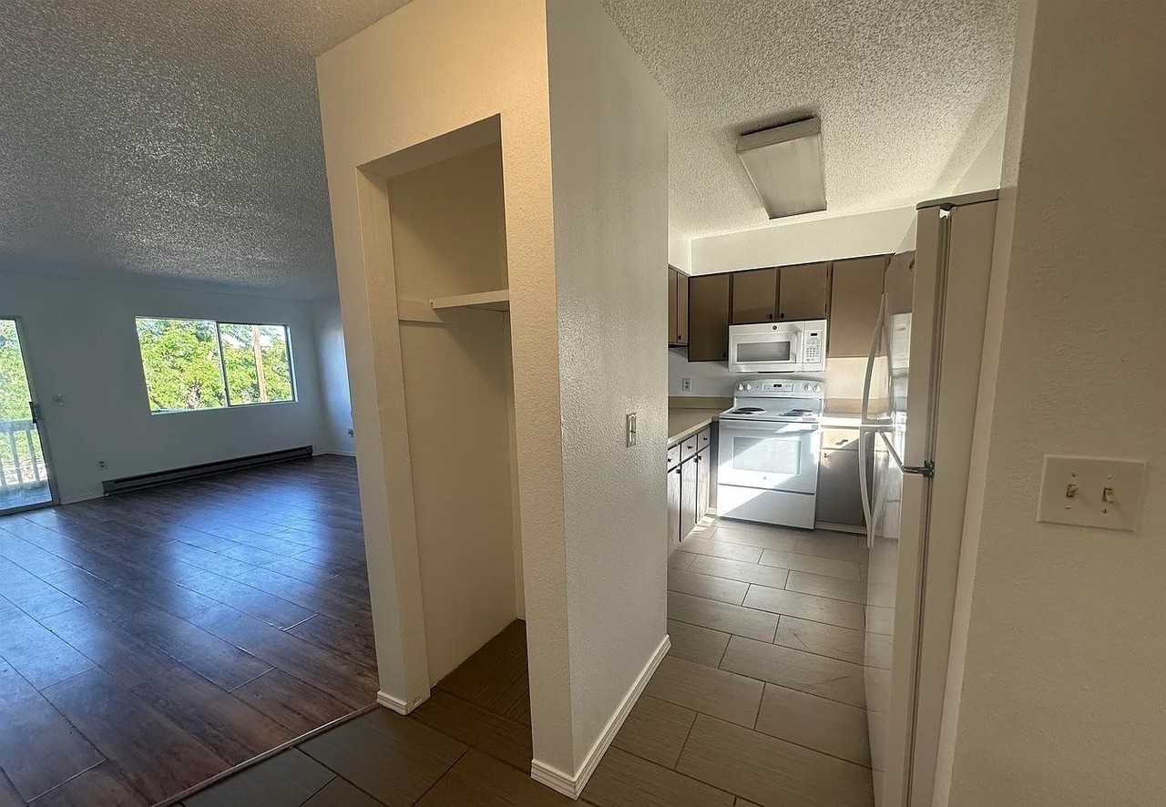 557 Park St - Photo 3 of 13