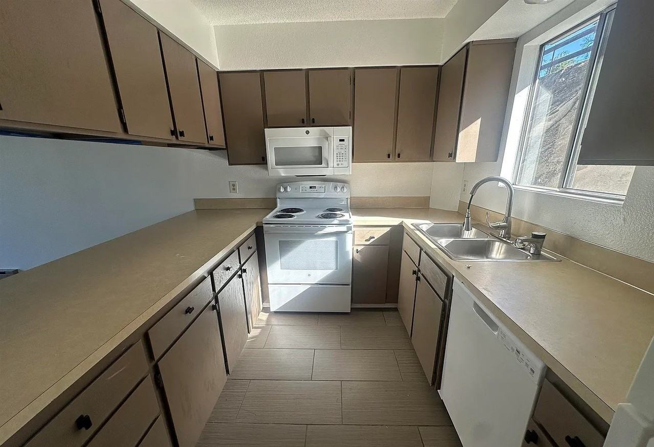 557 Park St - Photo 4 of 13