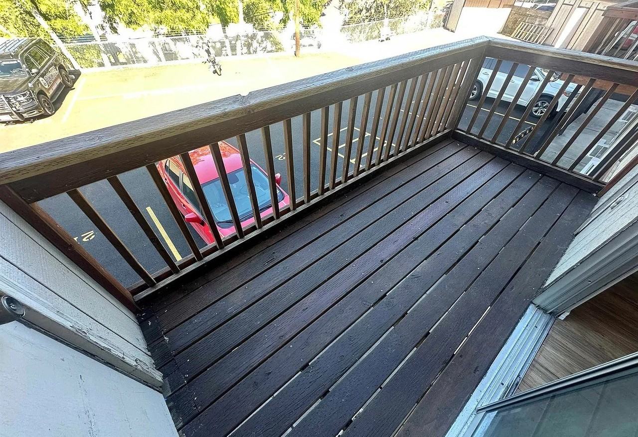 557 Park St - Photo 7 of 13