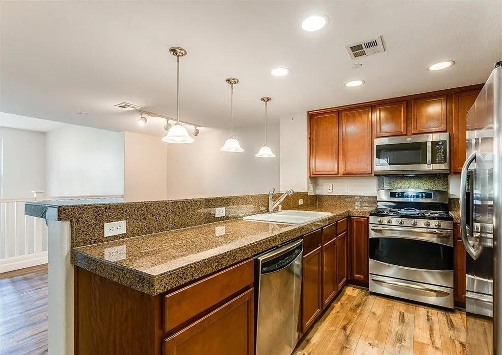 962 Tarragon Ln - Photo 3 of 11