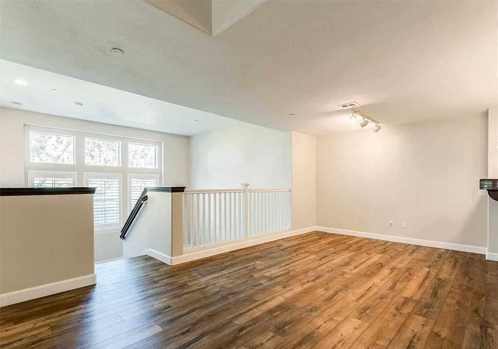 962 Tarragon Ln - Photo 4 of 11