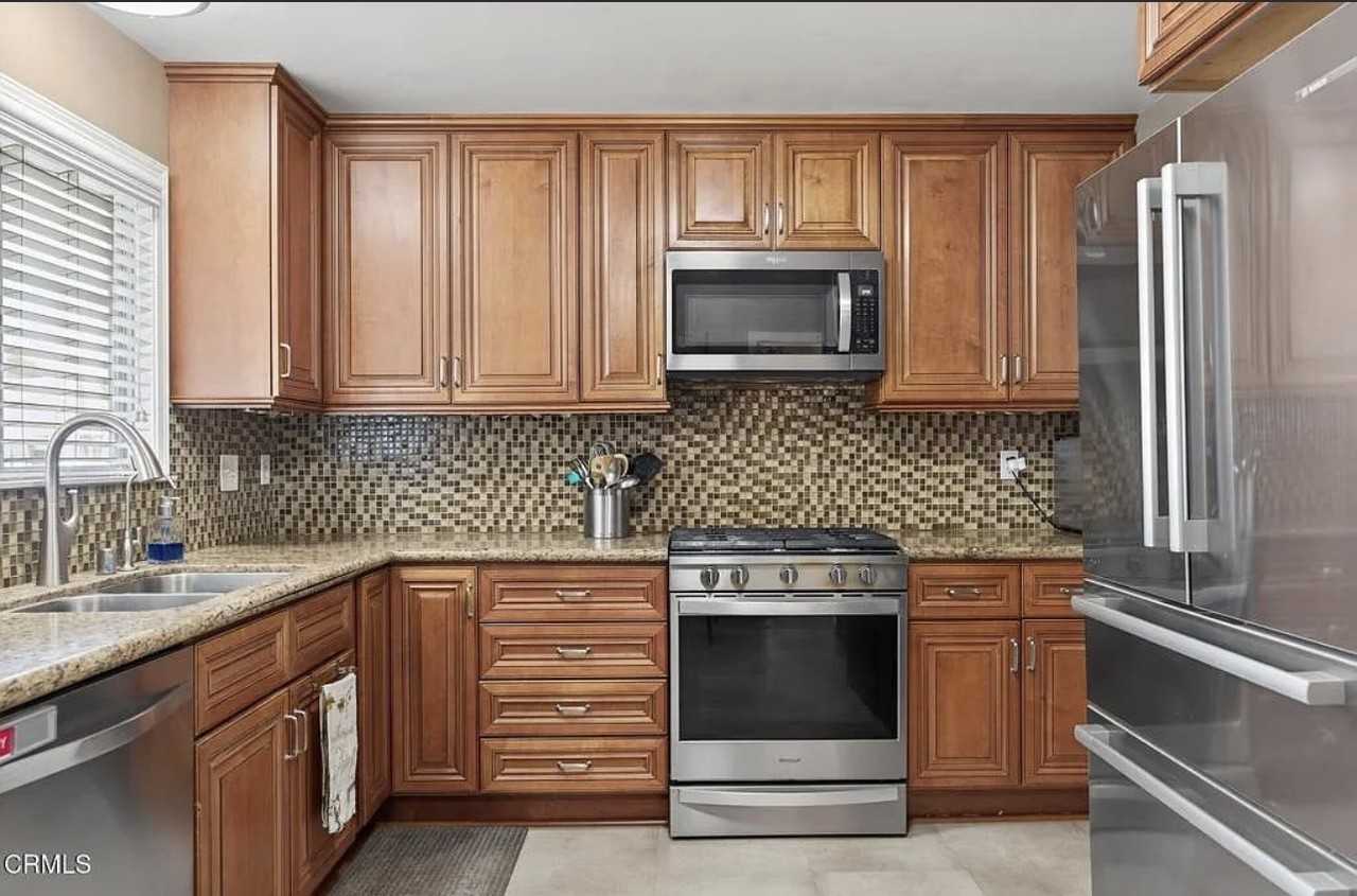 1110 Devonshire Dr - Photo 6 of 9