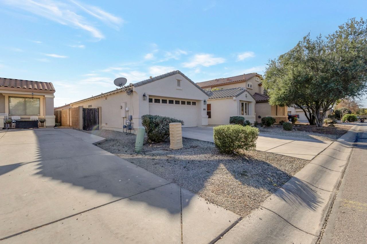 45047 W Jack Rabbit Trl - Photo 2 of 15