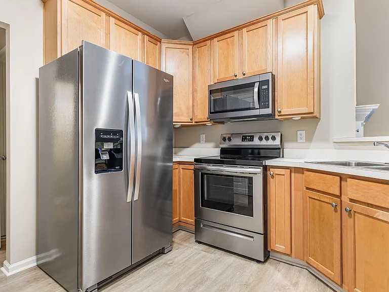 8424 Parkstone Dr - Photo 2 of 13