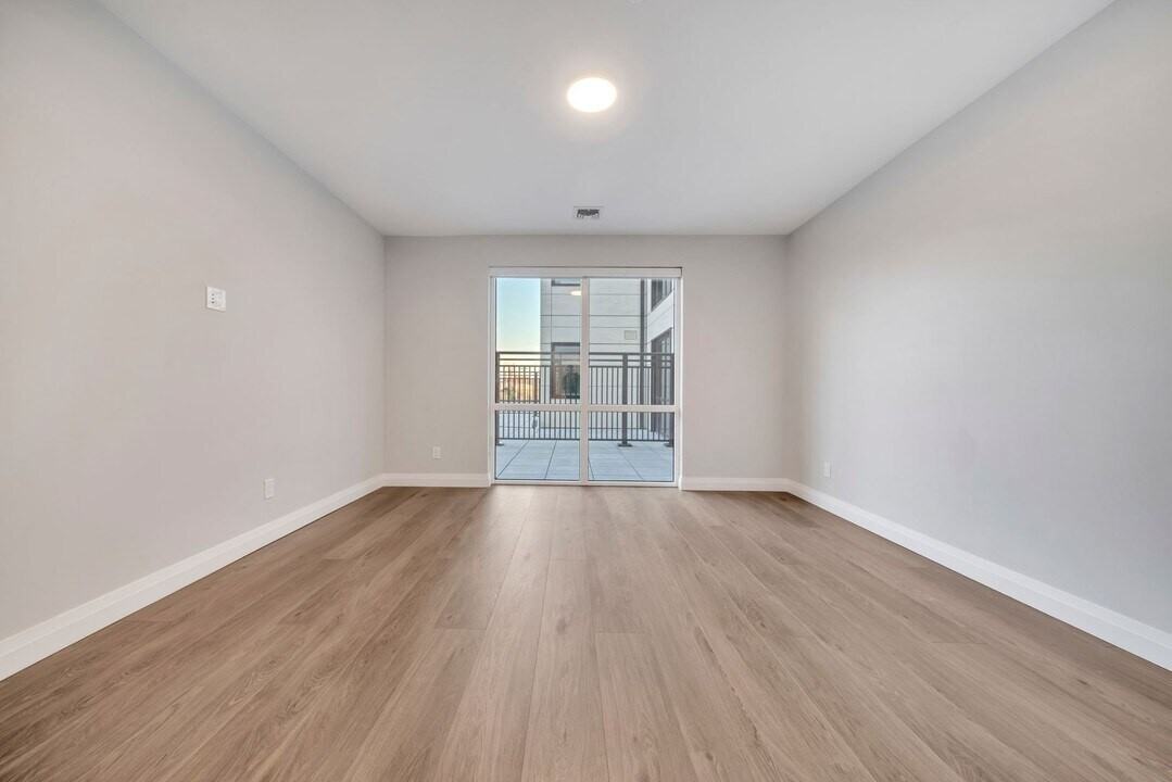 35 Knightsbridge Rd #1G - Photo 3 of 4