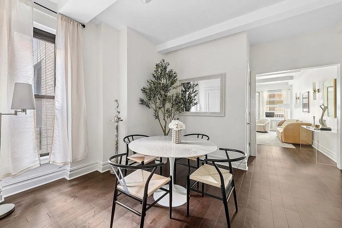 152 W 58th St #8A - Photo 2 of 4