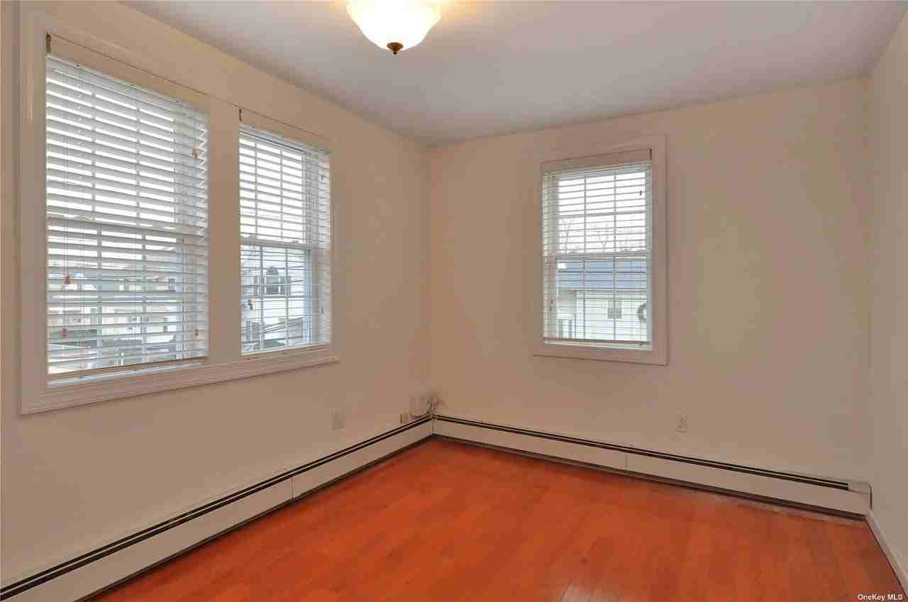 411 Bayville Ave - Photo 2 of 7