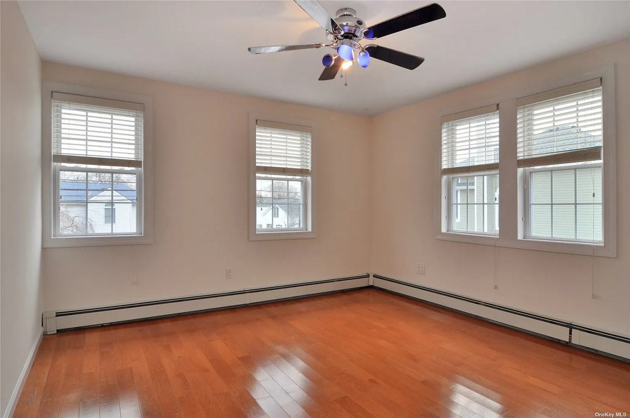 411 Bayville Ave - Photo 4 of 7