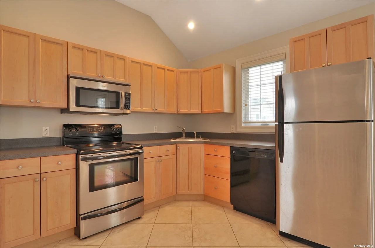 411 Bayville Ave - Photo 6 of 7