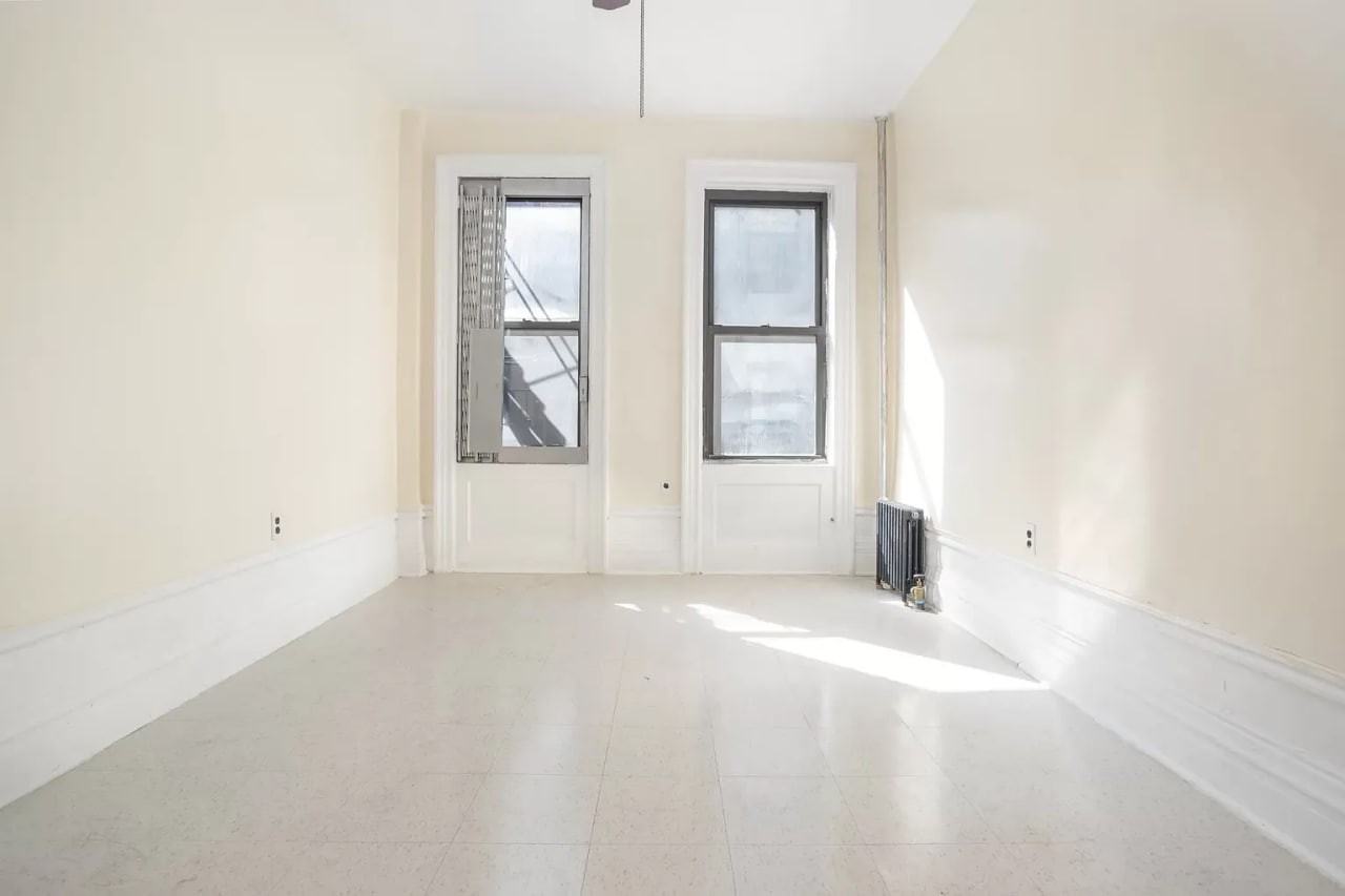 1076 Eastern Pkwy - Photo 5 of 8