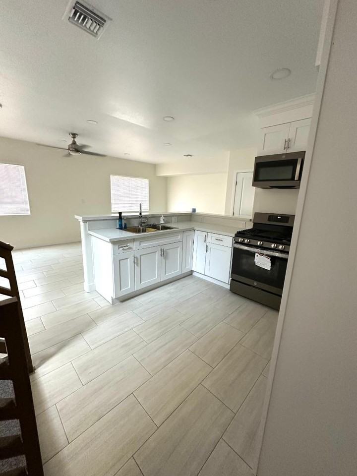 1094 Lime Ave - Photo 6 of 20