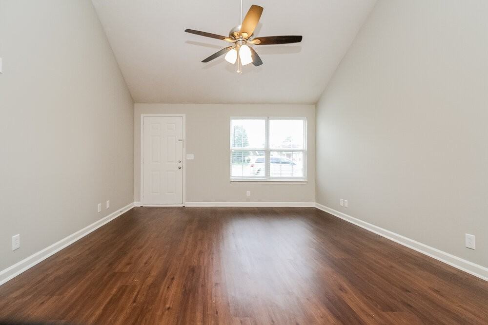 3028 Roscommon Dr - Photo 4 of 16