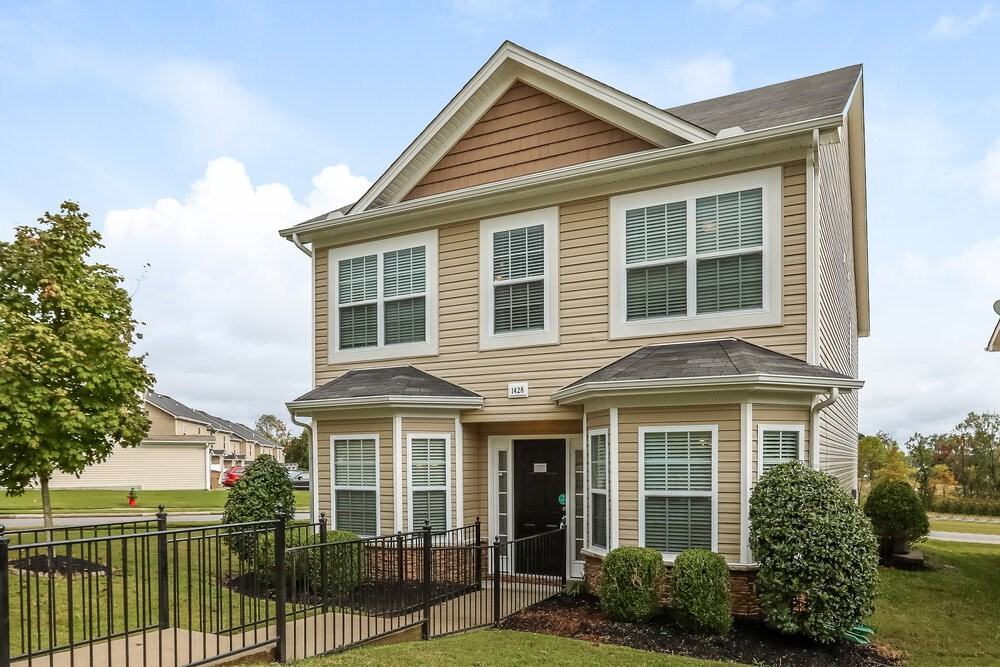 1428 Sprucedale Dr - Photo 4 of 17