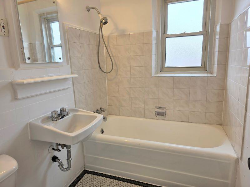 Chemin de la Côte Saint Luc & Rue Ellerdale #26 - Photo 5 of 8