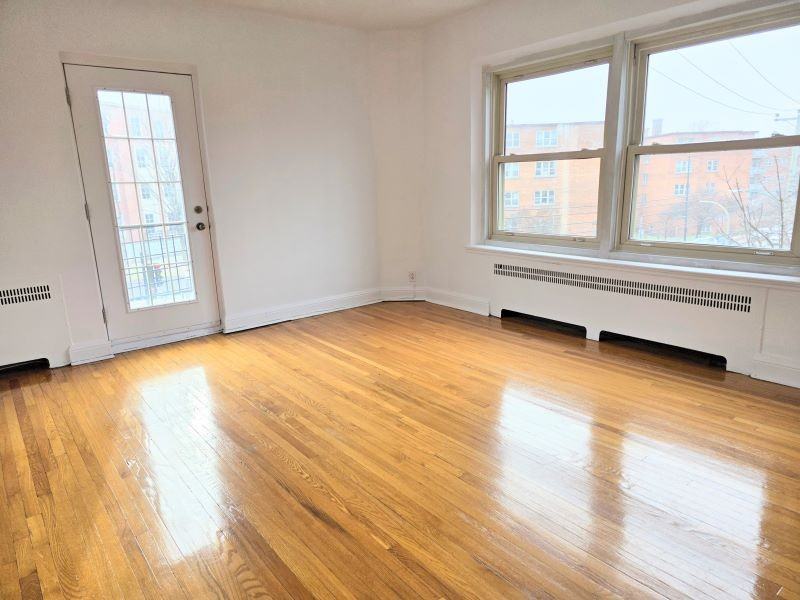 Chemin de la Côte Saint Luc & Rue Ellerdale #26 - Photo 6 of 8