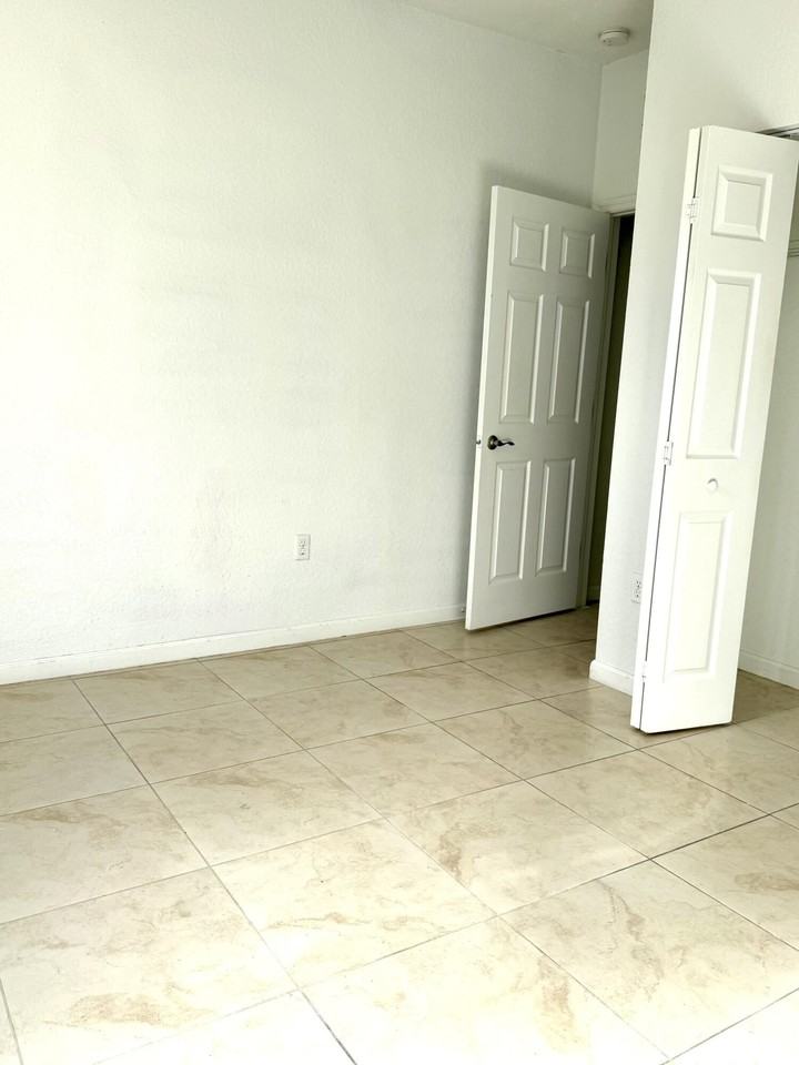 657 Se 30th Ter - Photo 6 of 13