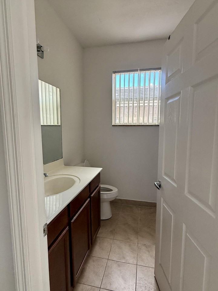 657 Se 30th Ter - Photo 7 of 13