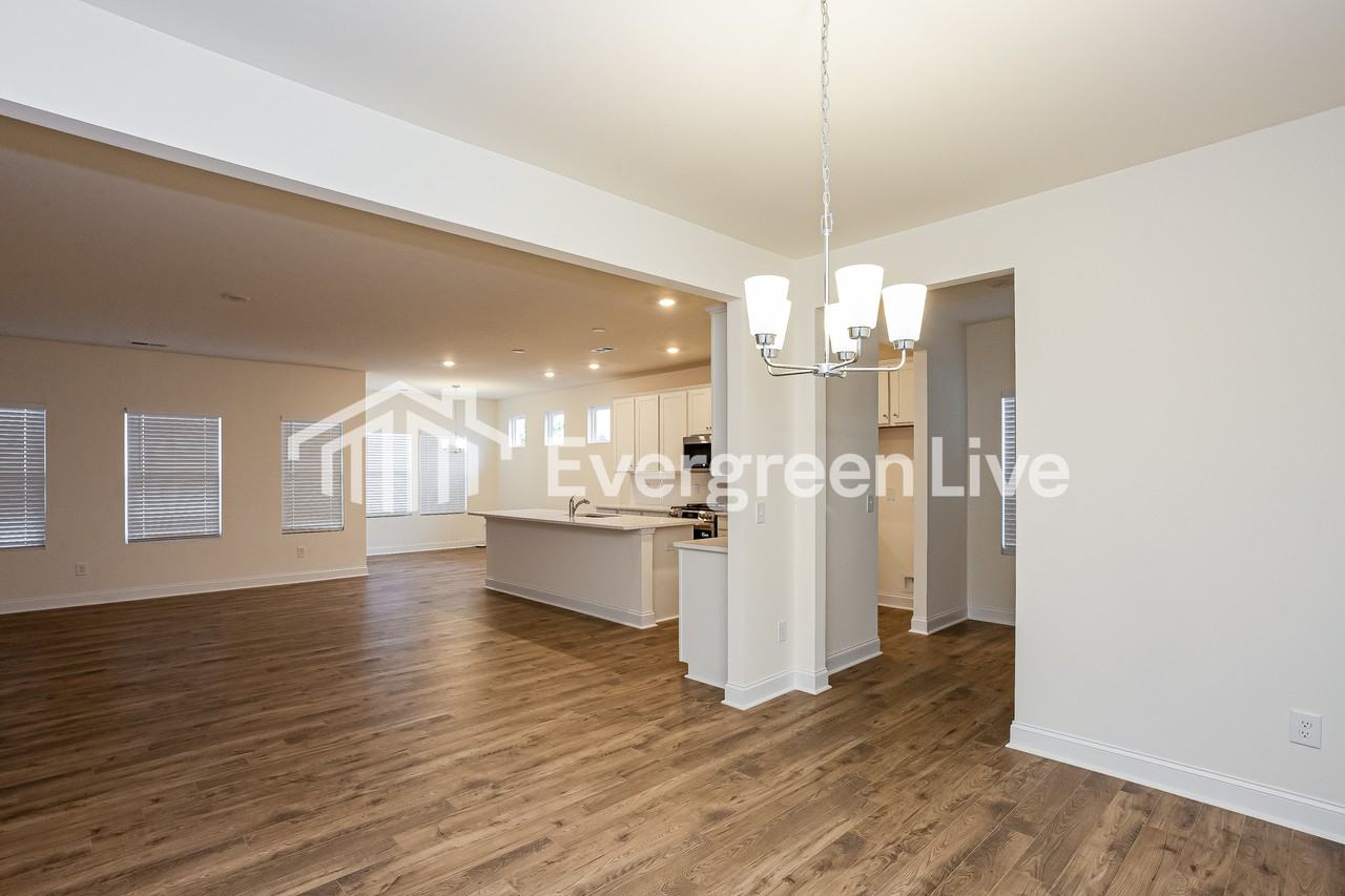 1072 Mapletree Ln - Photo 5 of 15