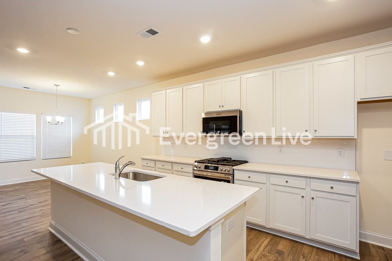 1072 Mapletree Ln - Photo 6 of 15