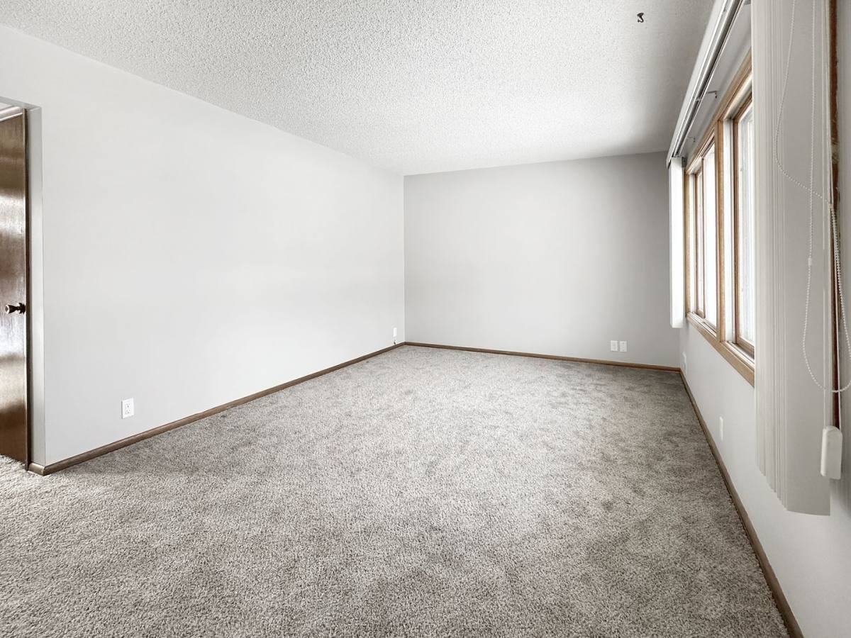 276 Dawn Ave - Photo 2 of 10