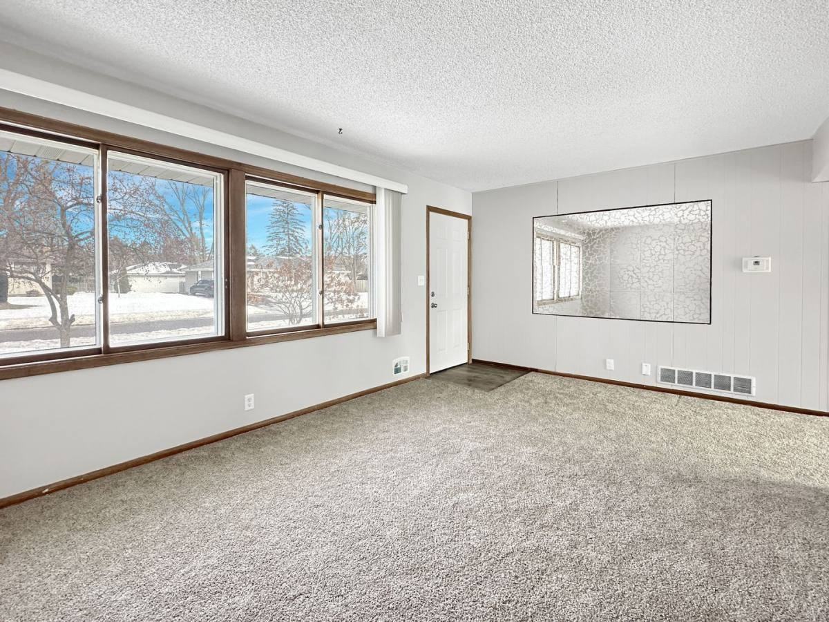 276 Dawn Ave - Photo 3 of 10