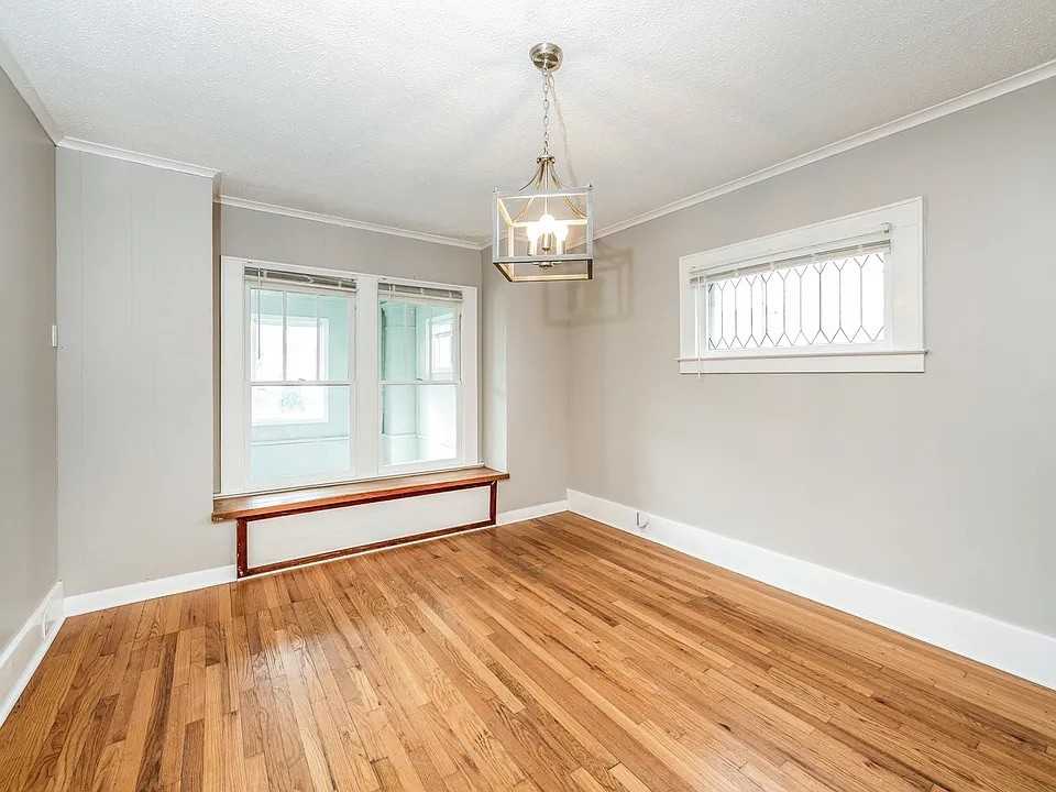 131 Maplehurst Ave - Photo 5 of 14