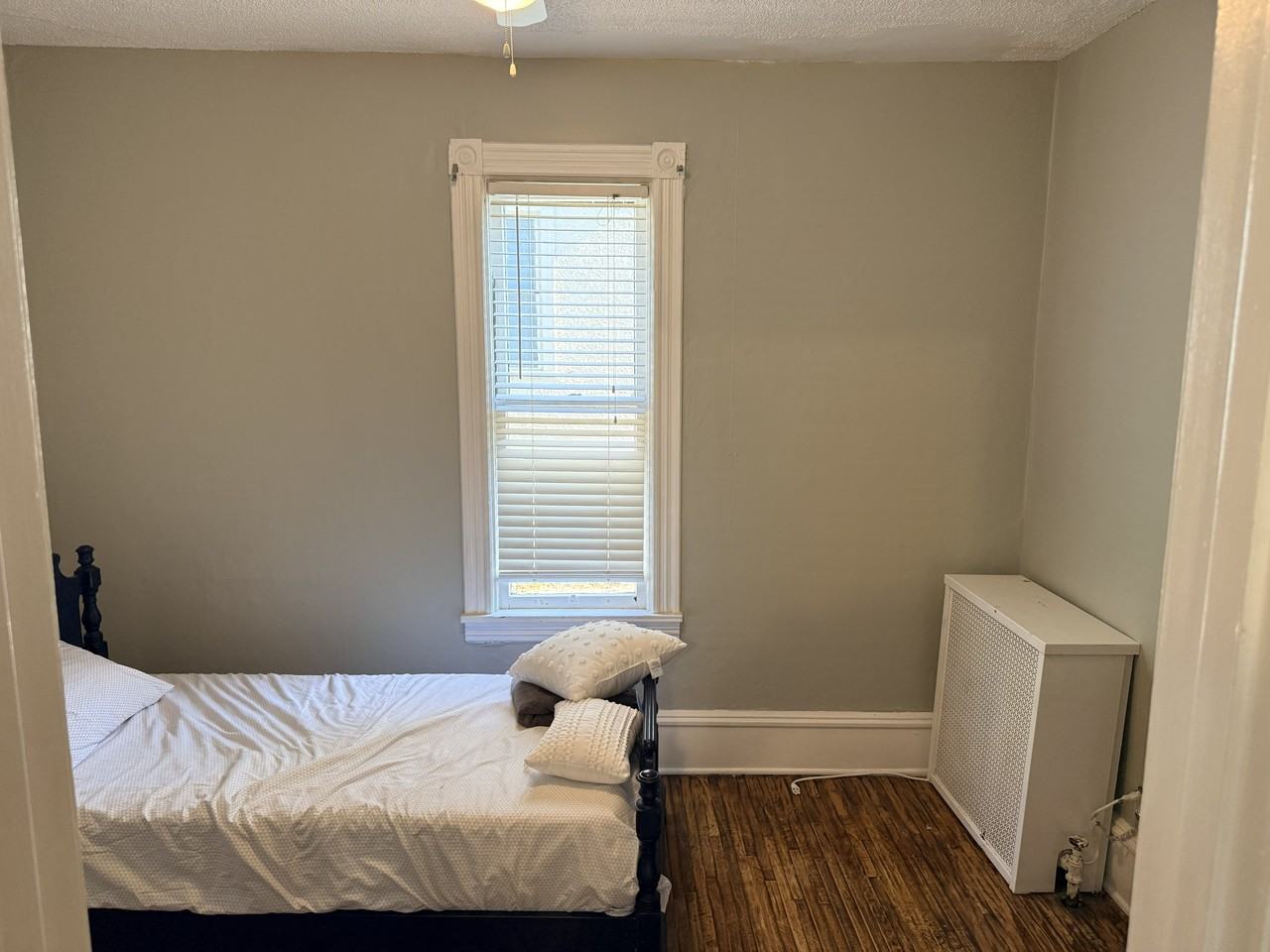 945 28th Ave Ne #1 - Photo 3 of 5