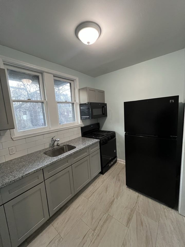 5222 N Hutchinson St - Photo 3 of 14