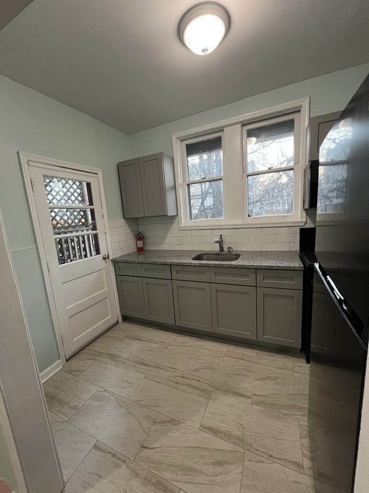 5222 N Hutchinson St - Photo 5 of 14