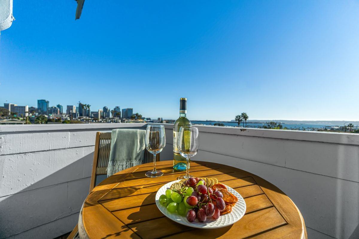 2452 Union St - Photo 3 of 40