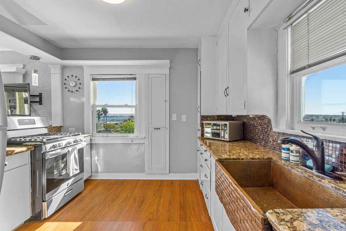 2452 Union St - Photo 4 of 40