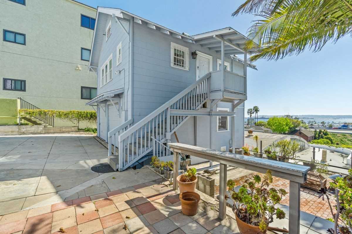 2452 Union St - Photo 5 of 40