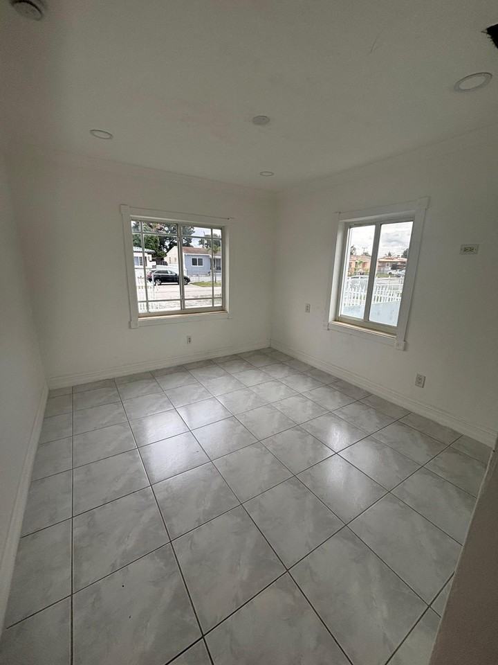 250 E 34th St Apt A #NA - Photo 5 of 20