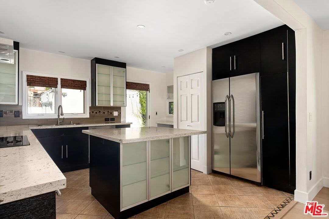 8921 Ashcroft Ave - Photo 7 of 23