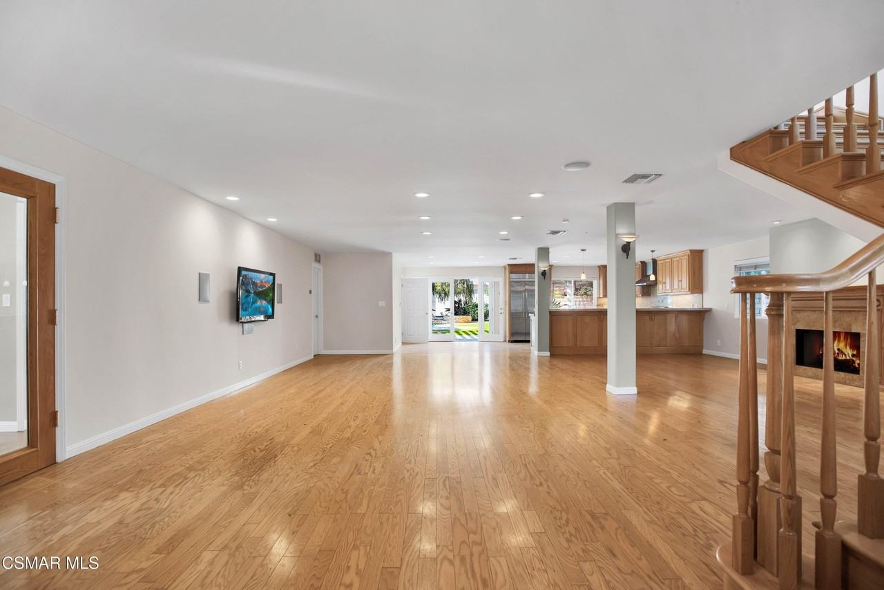 4539 Mammoth Ave - Photo 3 of 25