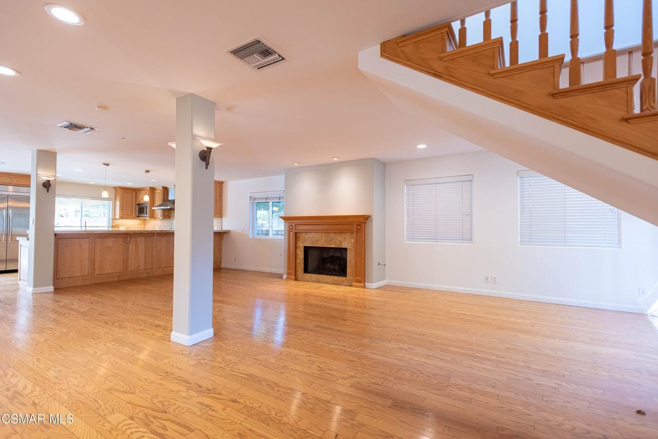 4539 Mammoth Ave - Photo 4 of 25