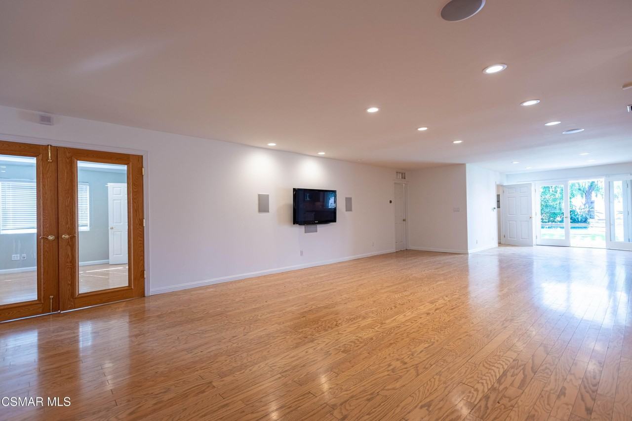 4539 Mammoth Ave - Photo 5 of 25