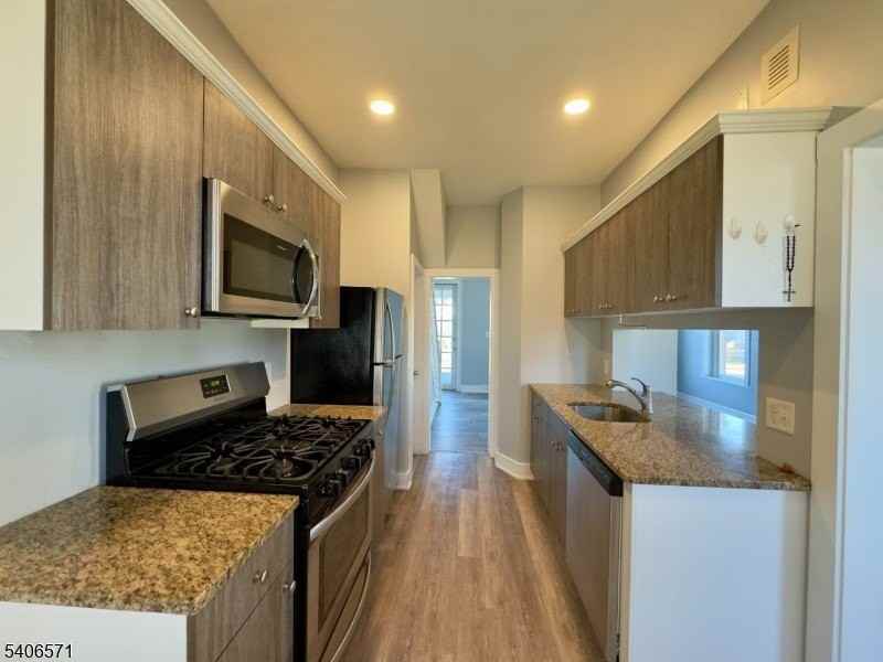 31 Diller Ave - Photo 3 of 28