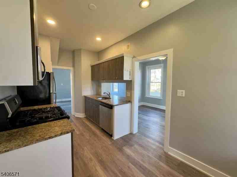 31 Diller Ave - Photo 7 of 28