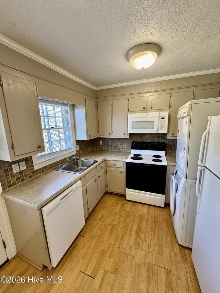 402 E 2nd St Unit B #B - Photo 4 of 9