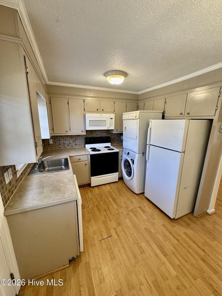 402 E 2nd St Unit B #B - Photo 5 of 9