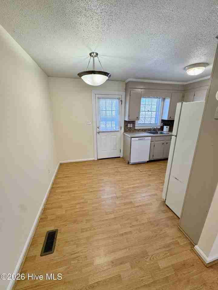 402 E 2nd St Unit B #B - Photo 6 of 9