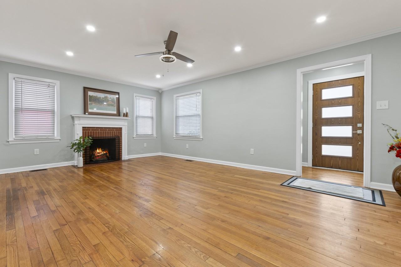 622 Longview Dr - Photo 3 of 20