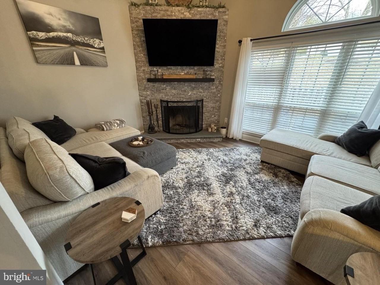 424 Trumbull Ct - Photo 3 of 21