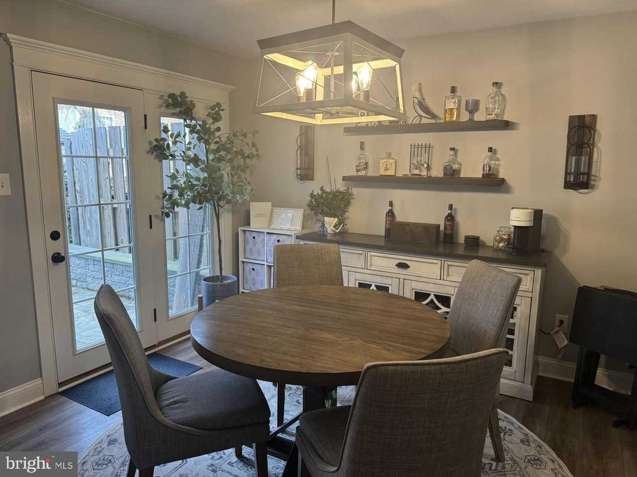 424 Trumbull Ct - Photo 6 of 21